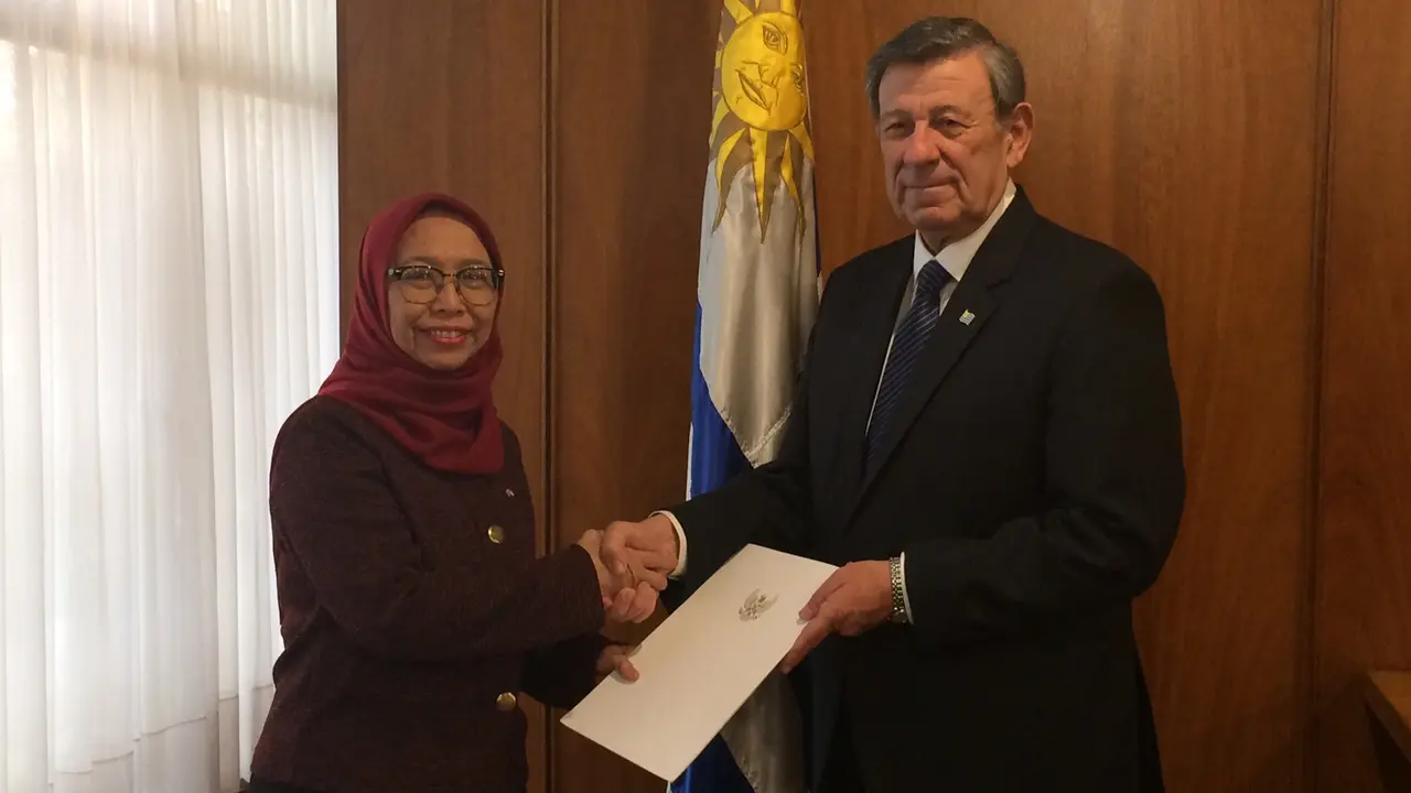 Dubes RI untuk Uruguay, Niniek dan Menteri Luar Negeri Republik Oriental Uruguay, Rodolfo Nin Novoa. (Sumber: KBRI Buenos Aires)