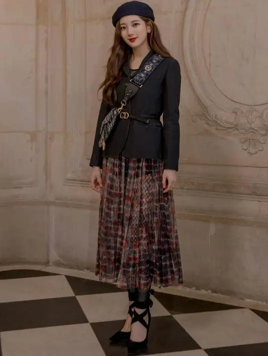 Untuk look formal, kamu bisa tiru gaya Bae Suzy satu ini. Padukan blazer dan belt dengan tutu skirt bermotif. (Instagram/skuukzky).