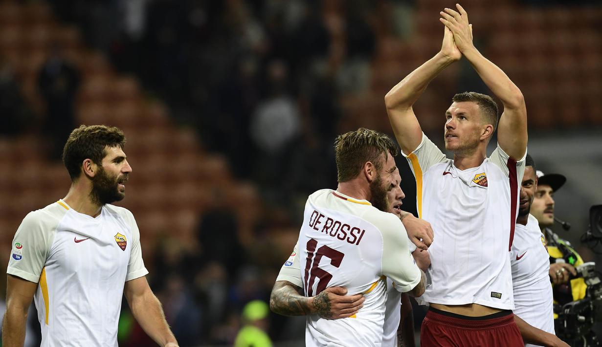 Striker AS Roma, Edin Dzeko, merayakan gol yang dicetaknya ke gawang AC Milan pada laga Serie A Italia di Stadion San Siro, Milan, Minggu (1/10/2017). Milan kalah 0-2 dari Roma. (AFP/Miguel Medina)