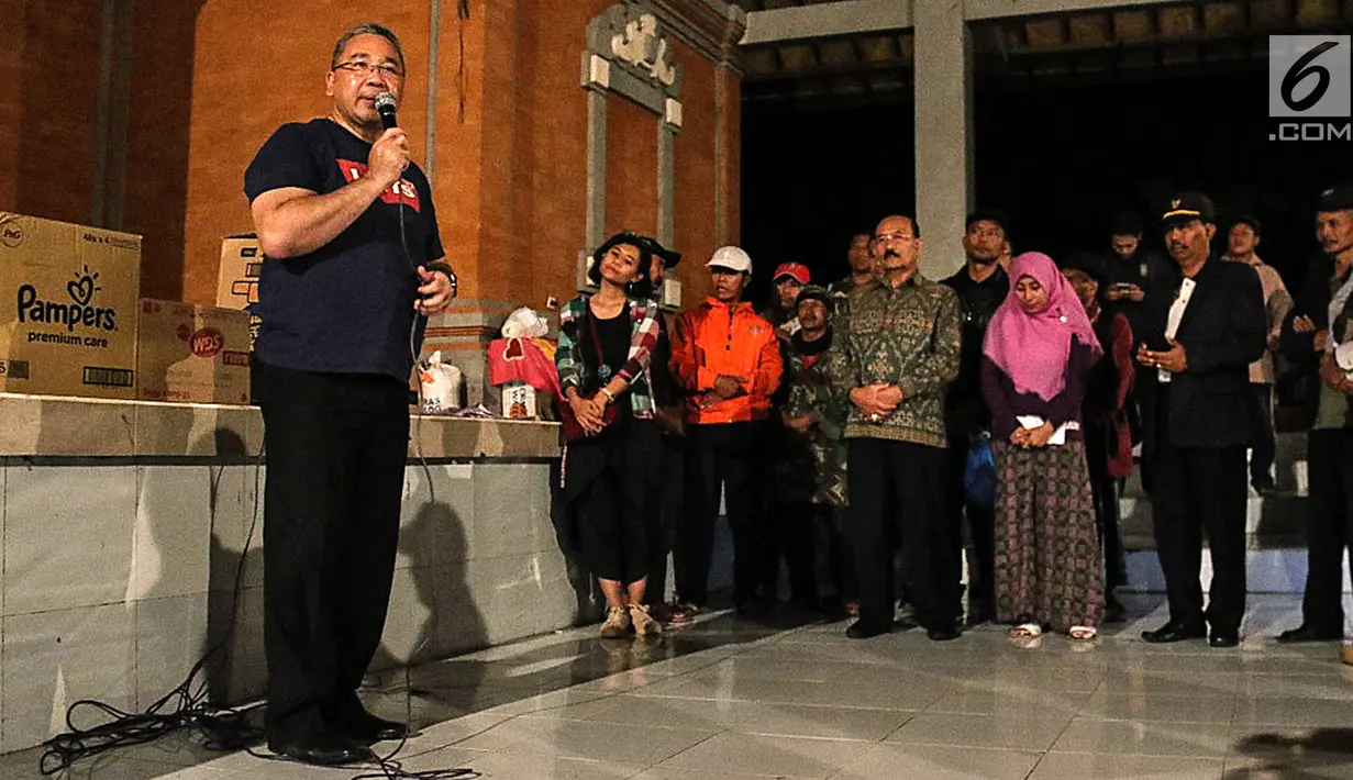 Menteri Desa Pembangunan Daerah Teringgal dan Transmigrasi, Eko Putro Sandjojo memberikan sambutan di kamp pengungsian Gunung Agung UPTD Pertanian, Karangasem, Bali Sabtu (7/7). (Liputan6.com/HO/Hasan)