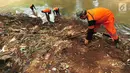 Sejumlah petugas PPSU atau pasukan oranye memunguti rumput liar dan sampah mengendap di tepi kali Ciliwung, Lenteng Agung , Jakarta, Sabtu (28/10). Hal tersebut dilakukan demi menjaga kebersihan kali Ciliwung. (Liputan6.com/Helmi Afandi)