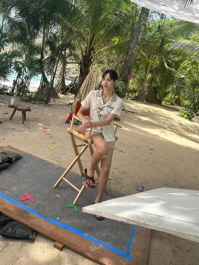 Potret Cantik Lisa BLACKPINK Tanpa Makeup di The White Lotus 3, Berbalut Seragam Pegawai Hotel Sambil Naik Motor Matic