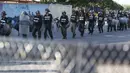 Petugas kepolisian memblokir jalan selama unjuk rasa berlangsung di Phnom Penh, Kamboja, Senin (13/7/2015). Pengunjuk rasa berpandangan aturan ini dapat memberangus pihak oposisi. (REUTERS/Samrang Pring)