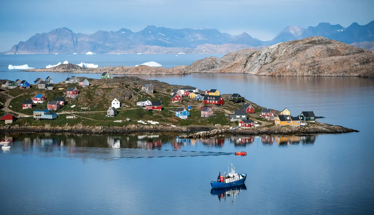 Pemandangan Desa Kulusuk di Kota Sermersooq, Greenland, Denmark, 16 Agustus 2019. Greenland merupakan teritori dan wilayah otonomi khusus Denmark di wilayah Arktika. (Jonathan NACKSTRAND/AFP)