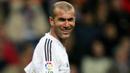 2. Zinedine Zidane – Legenda Prancis ini merupakan pemain tengah terbaik yang pernah ada di dunia. Pelatih Real Madrid saat itu pernah merasakan banyak gelar mulai juara Piala Dunia, Liga Champions dan La Liga. (AFP/Philippe Desmazes)