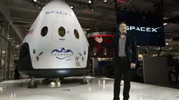 CEO SpaceX, Elon Musk memberikan beberapa keterangan saat konferensi pers peluncuran pesawat ruang angkasa SpaceX's Dragon V2 di Hawthorne, California, (29/5/2014). (REUTERS/Mario Anzuoni)