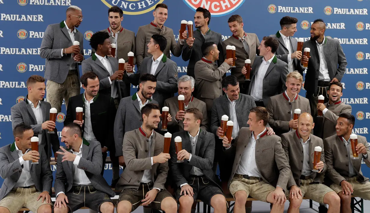 Para pemain Bayern Munchen bersulang saat melakukan sesi pemotretan sebuah perusahaan bir di Munich, Jerman, (13/9). (AP Photo / Matthias Schrader)