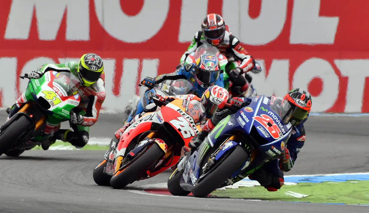 Pembalap Yamaha Movistar, Maverick Vinales (kanan) saat menikung pada balapan MotoGP Belanda di Sirkuit Assen, Minggu (25/6). Vinales yang memulai balapan dari posisi start ke-11 gagal menyelesaikan balapan. (AP/Geert Vanden Wijngaert)