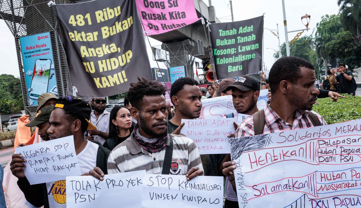 Massa Papua yang tergabung dalam Solidaritas Merauke melakukan aksi unjuk rasa di depan Kantor Menteri Agraria dan Tata Ruang/Kepala Badan Pertanahan Nasional (ATR/BPN), Selasa (7/10/2025). (Yasuyoshi CHIBA/AFP)