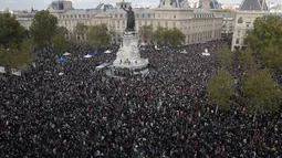 RIBUAN WARGA PRANCIS KECAM PEMENGGALAN GURU: Ribuan orang demonstrasi di alun-alun Republique, Paris (18/10/2020). Mereka memberi penghormatan kepada guru sejarah, Samuel Paty yang dipenggal kepalanya di Paris setelah mendiskusikan karikatur Nabi Muhammad di kelasnya. (AP/Michel Euler)