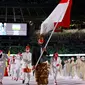 Baju adat Bali Payas Madya yang digunakan atlet surfer Indonesia, Rio Waida yang didapuk membawa bendera Merah Putih. (Foto: AFP/Odd Andersen)