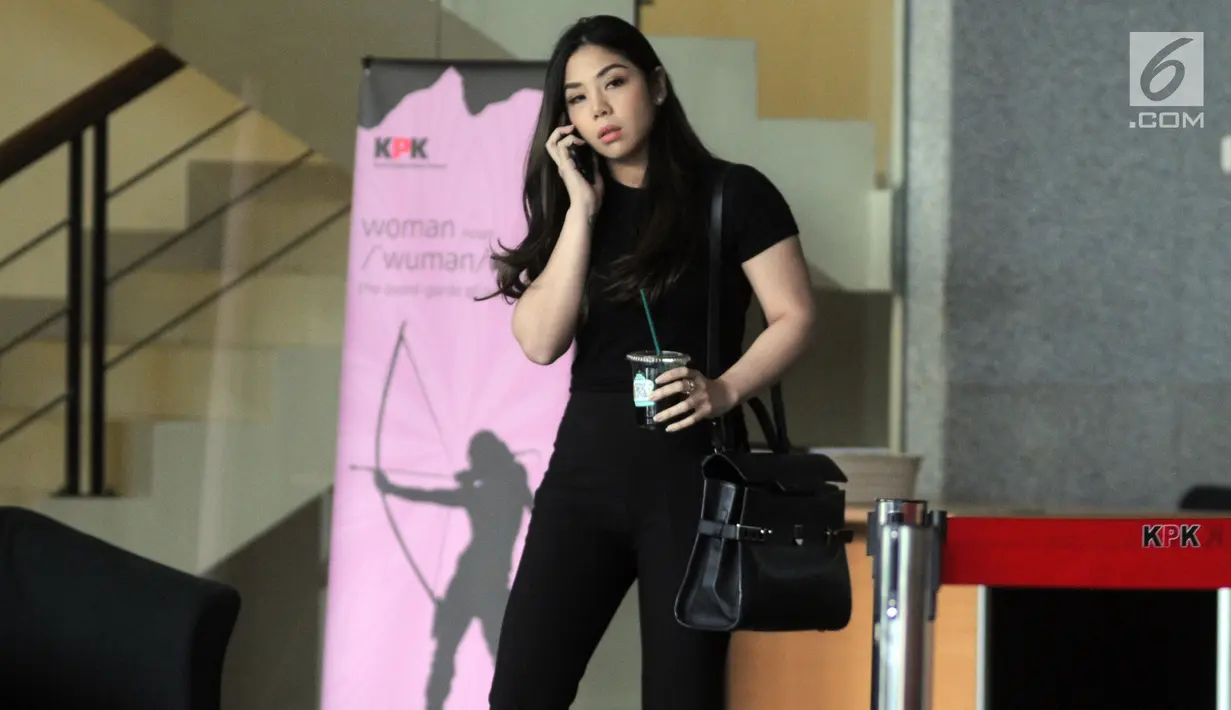 Putri terpidana kasus korupsi e-KTP Setya Novanto, Dwina Michaella usai menjalani pemeriksaan di Gedung KPK, Jakarta, Rabu (28/8/2019). Dwina dimintai keterangan sebagai saksi untuk tersangka Paulus Tanos dalam kasus pengadaan Kartu Tanda Penduduk Elektronik. (merdeka.com/Dwi Narwoko)