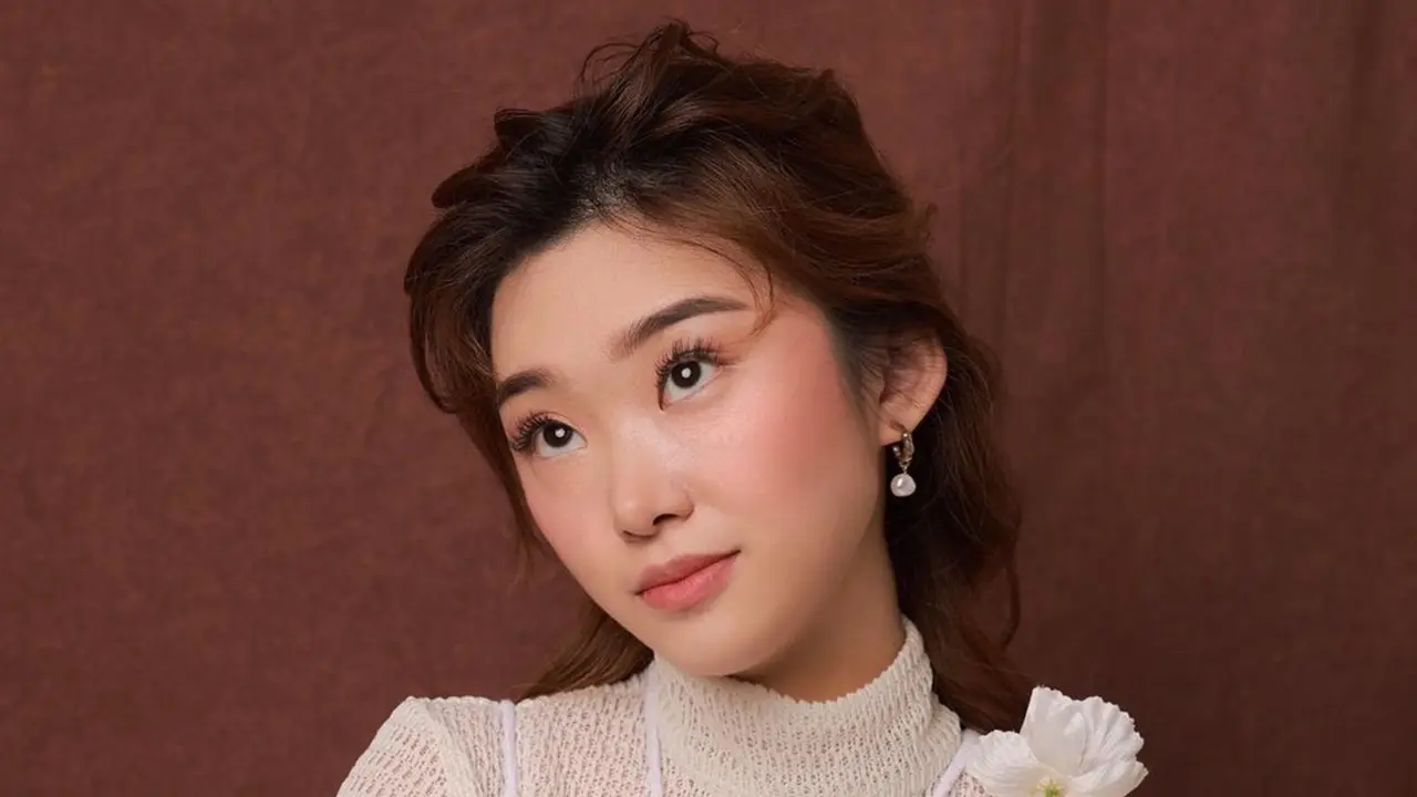 Gaya Livy Renata Pakai Outfit Putih Ini Menawan, Aura Bintang Terpancarkan