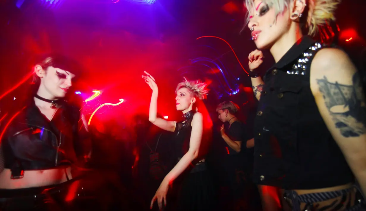 Para perempuan menari saat berada di Duncker Club di Berlin, Jerman, (30/8). Para wanita itu musisi Italia yang tinggal di Berlin dan merayakan ulang tahun di klub, yang salah satunya adalah penyanyi dalam band punk Berlin. (REUTERS/Hannibal Hanschke)
