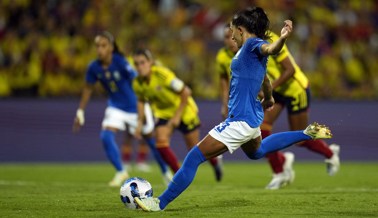 Pemain Brasil Debinha mencetak gol ke gawang Kolombia melalui tendangan penalti pada pertandingan sepak bola final Copa America putri di Bucaramanga, Kolombia, 30 Juli 2022. (AP Photo/Fernando Vergara)