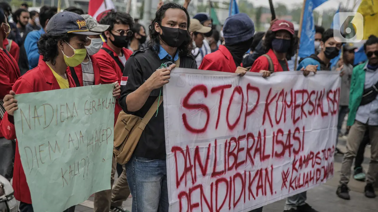 FOTO: Tuntut Keringanan Biaya Kuliah, Mahasiswa Geruduk Kemendikbud