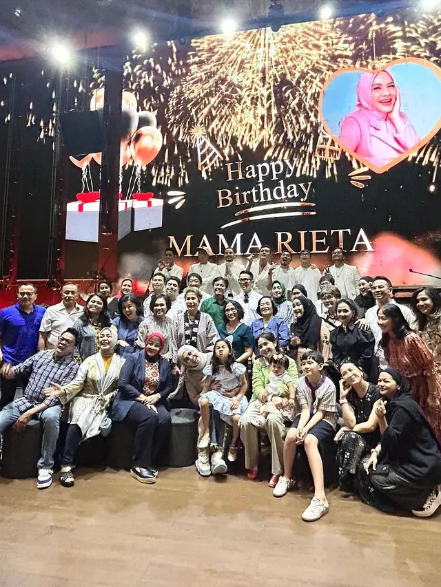 6 Potret Pemain 'Di Sini Ada Setan' di Ultah Rieta Amilia, Kompak dengan Nagita