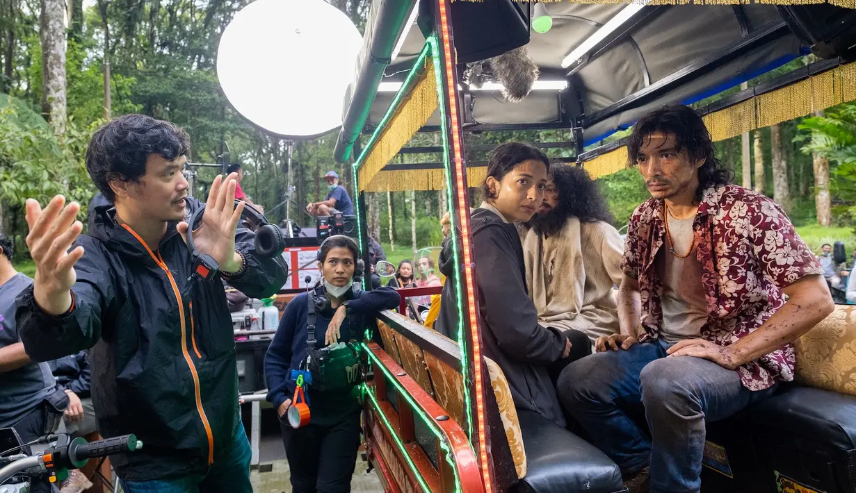 Timo Tjahjanto, Putri Marino, dan Abimana Aryasatya di balik layar The Big 4. (Netflix)