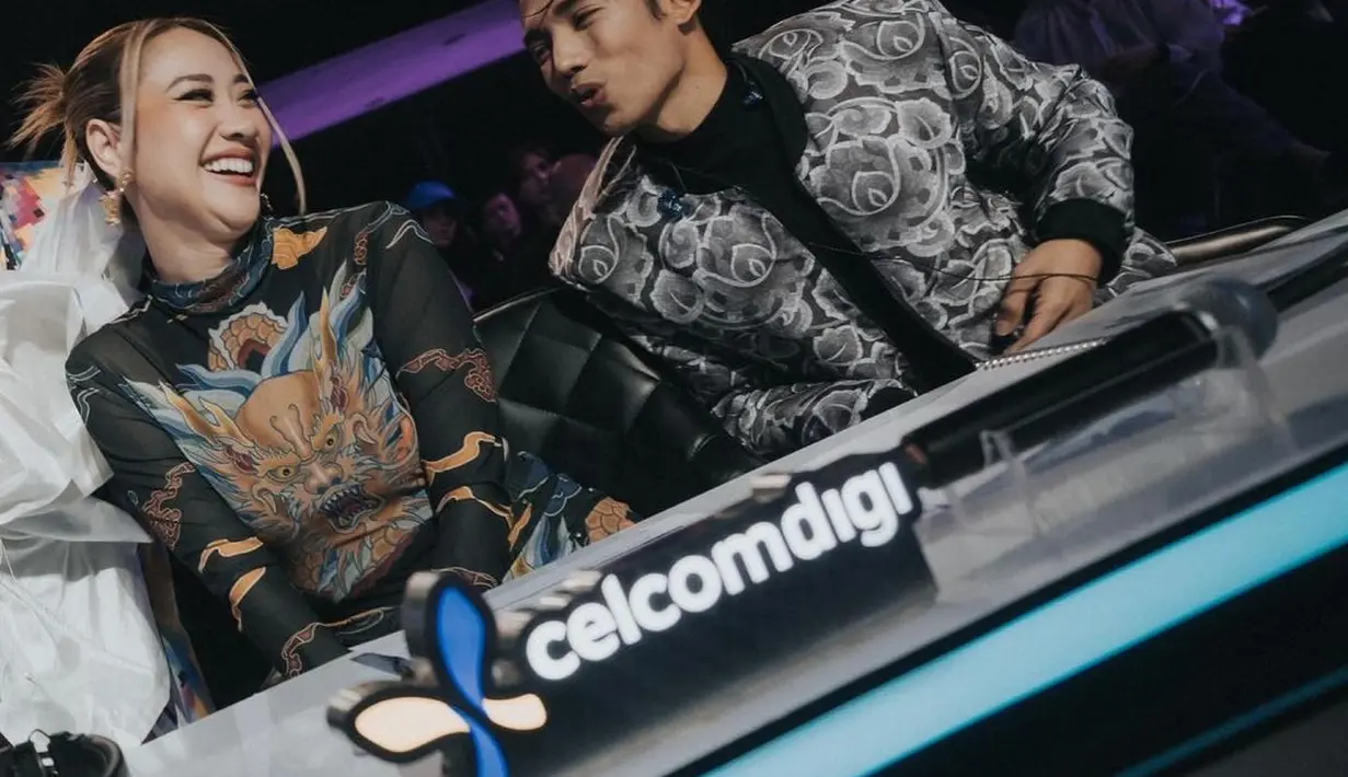 Motif print naga besar di bagian depan jadi sentuhan mencolok pada gaya peranakan kontemporer BCL [@itsmebcl]