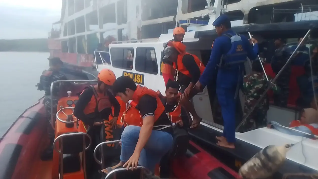 Proses evakuasi penumpang kapan kandas di perairan Gilimanuk.