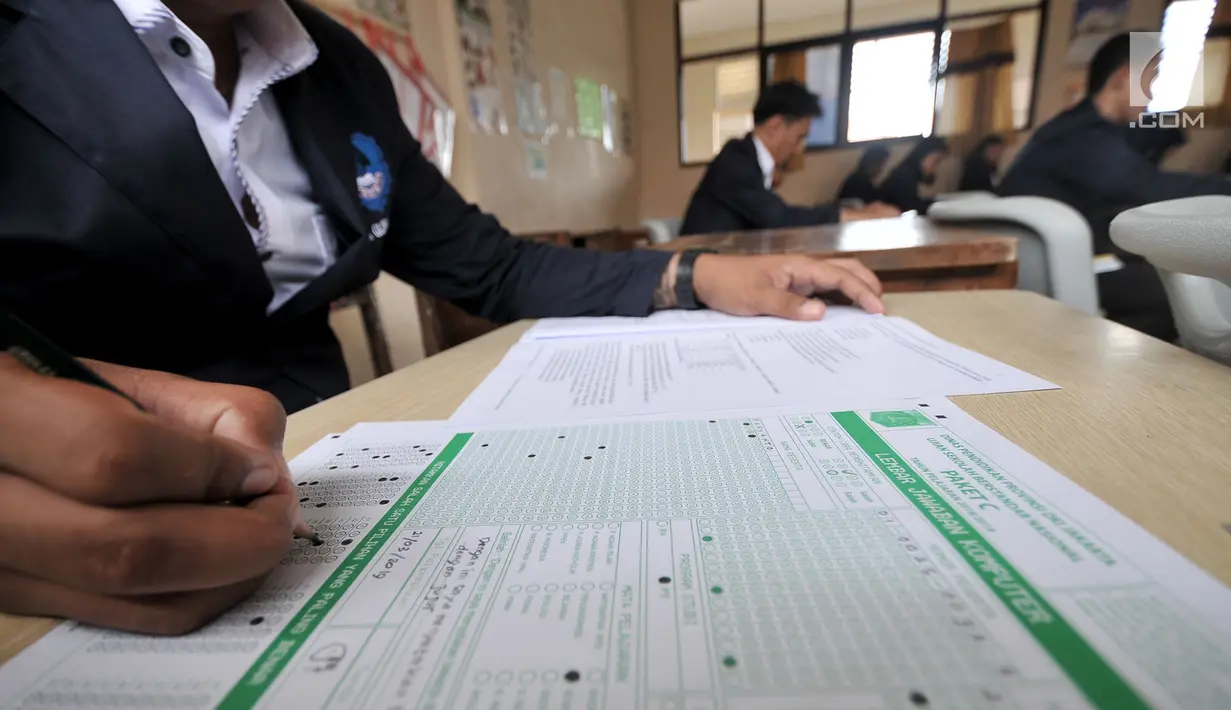 Peserta mengerjakan soal Ujian Sekolah Berbasis Komputer (USBK) Paket C di Gedung SDN 03 Sumur Batu, Kemayoran, Jakarta, Kamis (21/3). USBK Paket C dimulai pukul 13.30-18.00 WIB. (merdeka.com/Iqbal Nugroho)