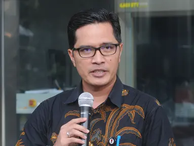 Juru Bicara KPK Febri Diansyah memberikan keterangan kepada wartawan di Gedung KPK, Jakarta, Senin (26/12/2019). Febri melepas jabatan Juru Bicara KPK dan memilih sebagai Kabiro Humas KPK. (merdeka.com/Dwi Narwoko)