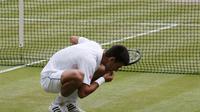 Aksi Novak Djokovic makan rumput lapangan Wimbledon