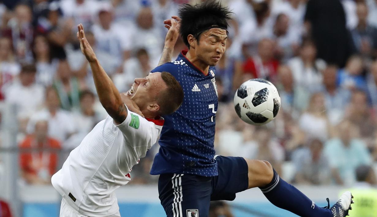 Duel pemain Jepang, Gaku Shibasaki (kanan) dan pemain Polandia, Jacek Goralski pada laga terakhir grup H di Volgograd Arena, Volgograd, Rusia (28/6/2018). Jepang kalah 0-1 dari Polandia. (AP/Eugene Hoshiko)