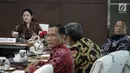 Menko PMK Puan Maharani memimpin Rakor Tingkat Menteri di Kantor Kemenko PMK, Jakarta, Rabu (6/11). Rakor tersebut juga membahas tentang Bantuan Pangan Non Tunai (BPNT) tahun 2017. (Liputan6.com/Faizal Fanani)