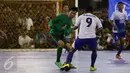Pemain Timnas Futsal Indonesia mencoba menahan pergerakan pemain IPC Pelindo II saat laga uji coba di Jakarta, Minggu (15/1). Timnas Futsal Indonesia akan melakoni laga piala AFF 2017, akhir Januari. (Liputan6.com/Helmi Fithriansyah)