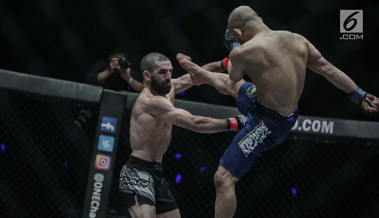 Petarung Jepang, Masakazu Imanari melakukan serangan kepada petarung Rusia, Yusup Saadulaev (kiri) dalam laga One Championship di Jakarta Convention Center, Sabtu (20/1). Pertarungan tersebut dimenangkan oleh Yusup Saadulaev. (Liputan6.com/Faizal Fanani)