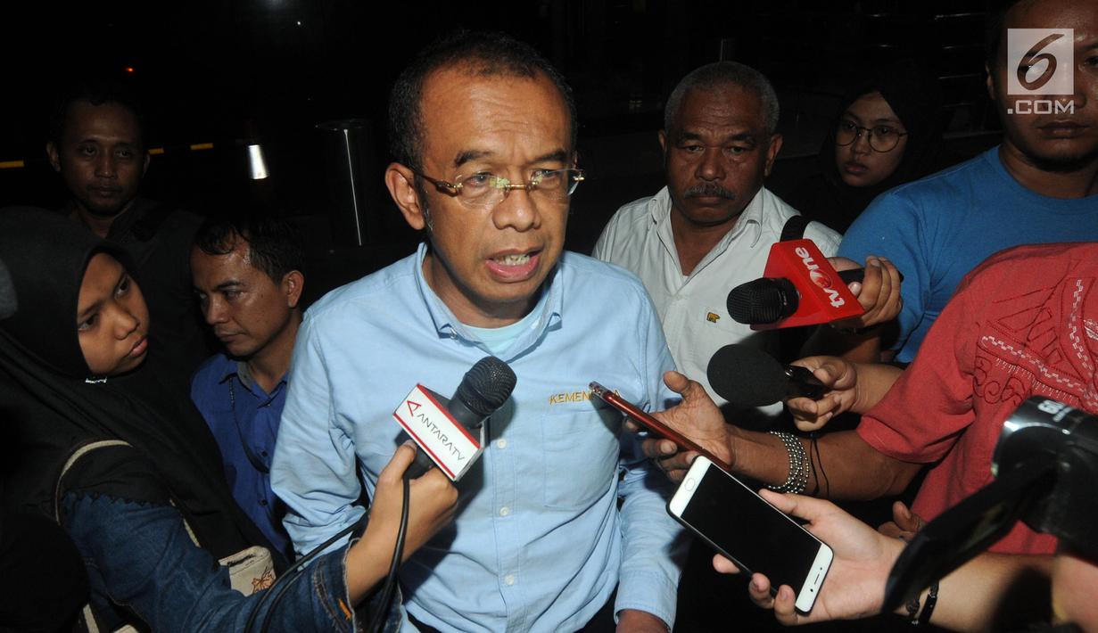 Sekretaris Menpora Gatot Sulistiantoro Dewa Broto diwawancari wartawan usai menjalani pemeriksaan di Gedung KPK, Jakarta, Selasa (24/09/2019). Gatot Sulistiantoro diperiksa sebagai saksi terkait suap penyaluran biaya dengan skema bantuan pemerintah melalui Kemenpora. (merdeka.com/Dwi Narwoko)