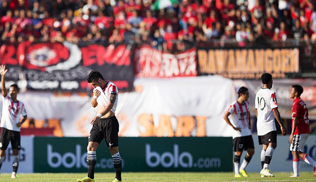 Pemain Persija Jakarta, Alan Aciar berjalan keluar usai menerima kartu merah pada laga Piala Presiden 2015 melawan Bali United di Stadion Kapten I Wayan Dipta, Bali, Minggu (30/8/2015). (Bola.com/Vitalis Yogi Trisna)