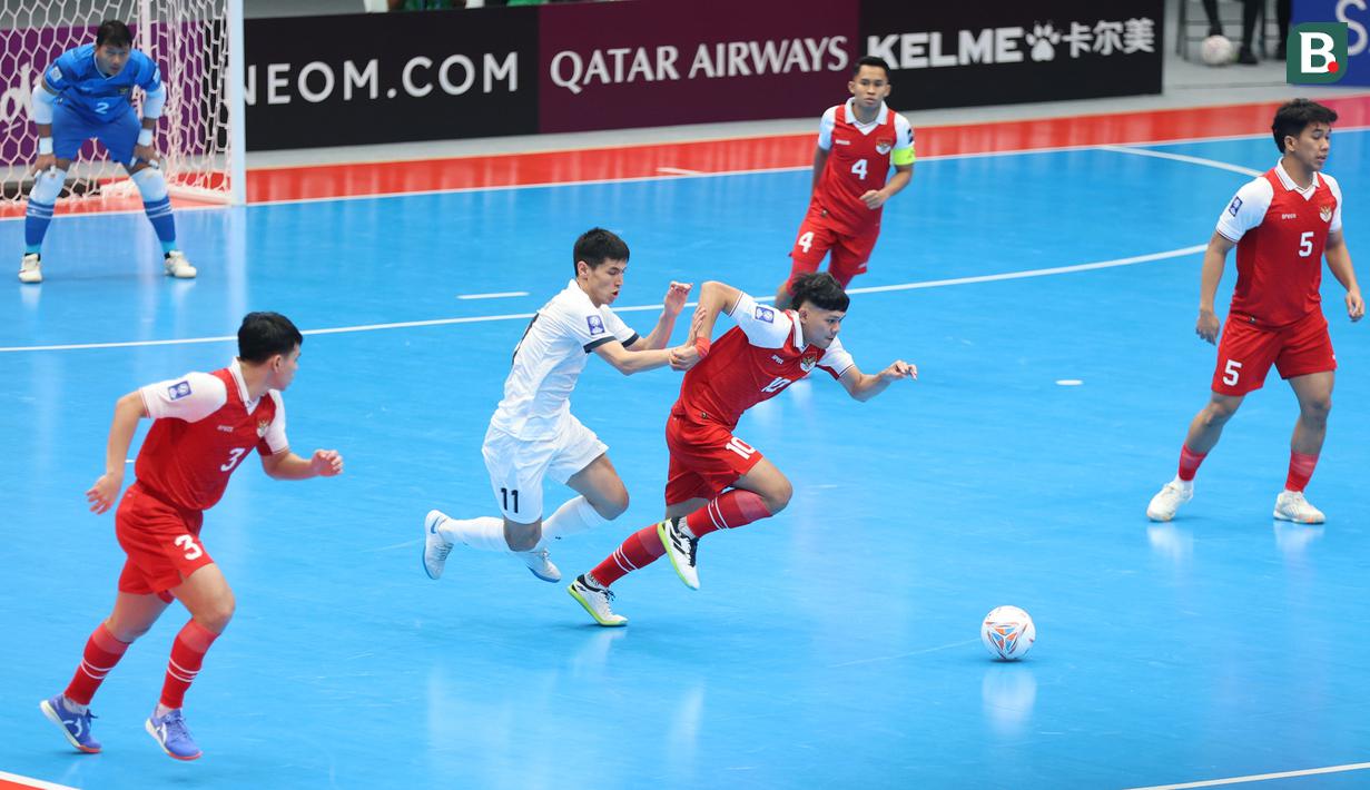 Timnas Futsal Indonesia berada di puncak Grup A dengan nilai enam, unggul selisih gol atas Timnas Futsal Irak yang menghuni tempat kedua. (Bola.com/M Iqbal Ichsan)