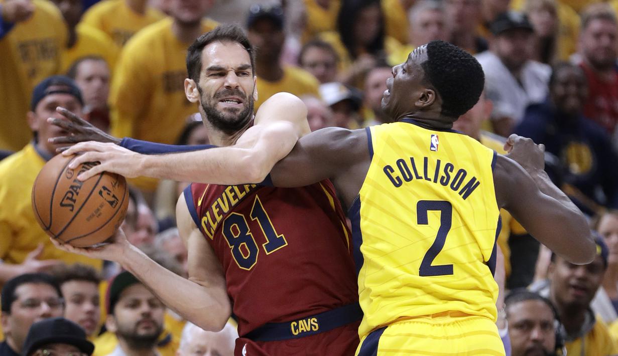 Pemain Cleveland Cavaliers, Jose Calderon (kiri) berusaha melewati pemain Pacers, Darren Collison pada game keenam playoffs NBA basketball di Bankers Life Fieldhouse, Indianapolis, (27/4/2018). Pacers menang 121-87. (AP/Darron Cummings)