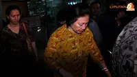 [VIDEO] Datangi KPK, Istri Akil Bawa Pakaian
