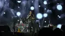 Penampilan para musisi kelas dunia tersebut menghadirkan suasana hangat dan intim yang selaras dengan konsep konser. Tampak dalam foto, penampilan asal Amerika Serikat, Peabo Bryson di konser 90's Intimate 2nd Editionkonser  di Istora Senayan, Jakarta, Sabtu (7/2/2026). (Fimela.com/Adrian Putra)