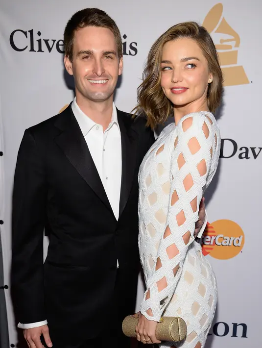 Dengan begitu, lengkaplah sudah kebahagiaan Miranda dengan Evan. Terlebih lagi, banyak keluarga, teman, sahabat yang selalu mendukung hubungan keduanya. (AFP/Bintang.com)