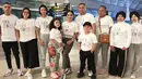Melalui akun Instagram miliknya, Krisdayanti dan keluarganya kompak mengenakan pakaian berwarna putih dengan bertulisan The Lemos Family. Krisdayanti dan keluarga tengah menikmati liburan bersama di Eropa. (Liputan6.com/IG/krisdayantilemos)