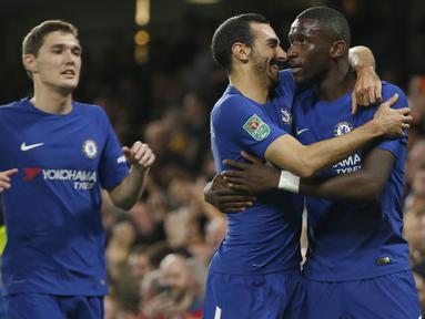 Para pemain Chelsea merayakan gol yang dicetak Antonio Rudiger ke gawang Everton pada laga Piala Liga di Stadion Stamford Bridge, London, Rabu (25/10/2017). Chelsea menang 2-1 atas Everton. (AP/Alastair Grant)