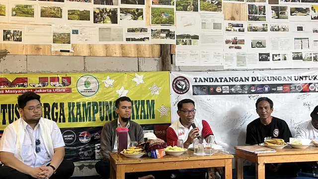 Calon Gubernur (Cagub) Jakarta Ridwan Kamil (RK) menyambangi hunian sementara di Jalan Tongkol, Jakarta Utara, Kamis (21/11/2024).