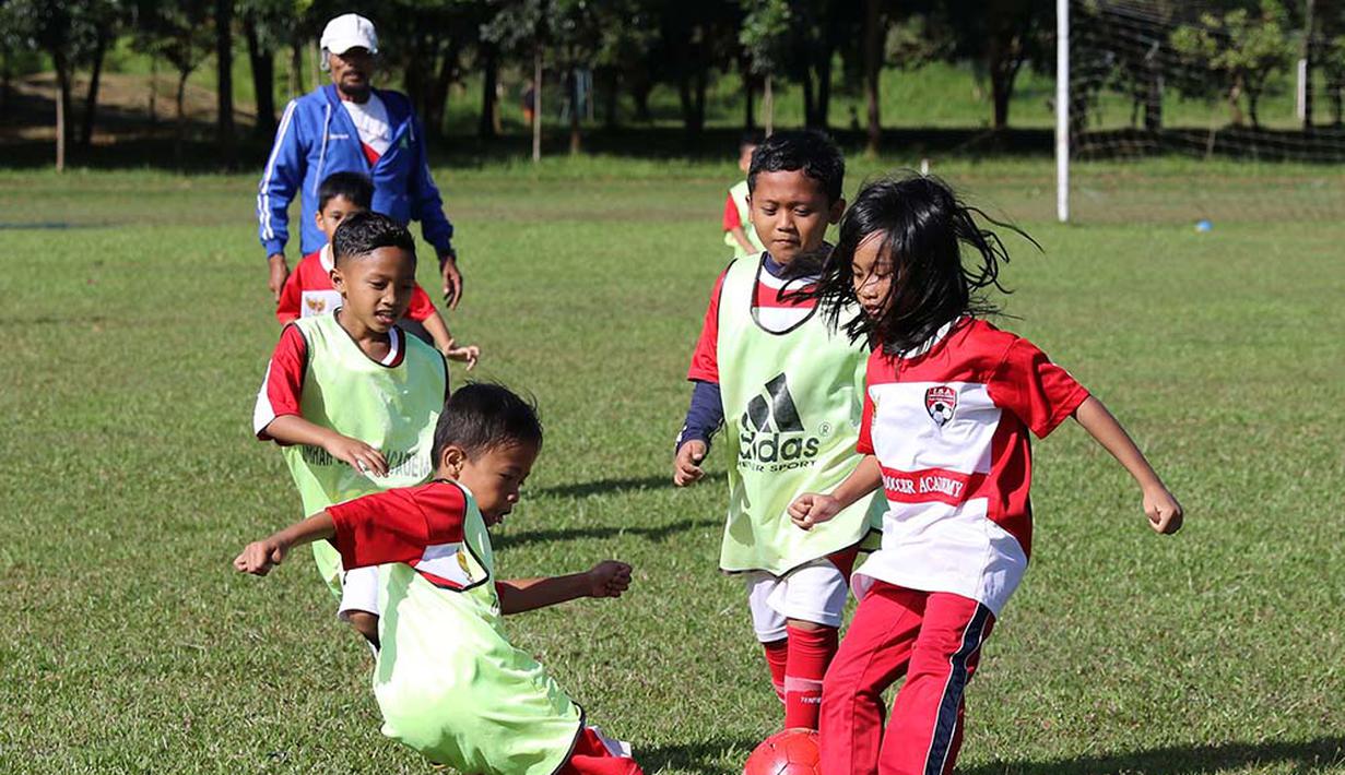 Anak-anak usia di bawah 10 tahun yang tergabung dalam Imran Soccer Academy (ISA) sedang berlatih tanding. Siswa putri pun turut serta. (Bolacom/Arief Bagus)