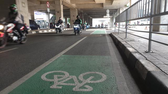 Jalur sepeda di kawasan Blok M, Jakarta Selatan, Senin (25/11/2019). (Liputan6.com/ Nanda Perdana Putra)