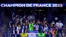 Kapten tim, Marquinhos, mengangkat trofi gelar juara Liga Prancis 2022/2023 yang diraih PSG di Parc des Princes Stadium, Minggu (4/6/2023) dini hari WIB. Lionel Messi lebih memilih dibarisan paling belakang sehingga dirinya tidak terlihat dari posisi juru kamera. (AFP/Franck Fife)