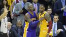 Pemain Cleveland Cavaliers, LeBron James (23) saat berbincang dengan Pemain Los Angeles Lakers Kobe Bryant (24) pada laga NBA di Quicken Loans Arena, Kamis (11/2/2016) WIB.  (David Richard-USA TODAY Sports/Reuters)