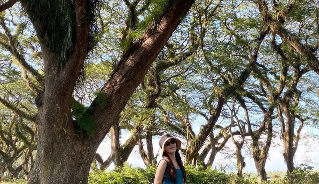 Ayu Ting Ting memilih menikmati keindahan Banyuwangi sebagai hiburan akhir tahun bersama keluarga. Ia pun tampil dengan atasan sleeveless biru dipadukan skirt panjang motif bunga dan sandal Hermes hitam. [@ayutingting92]