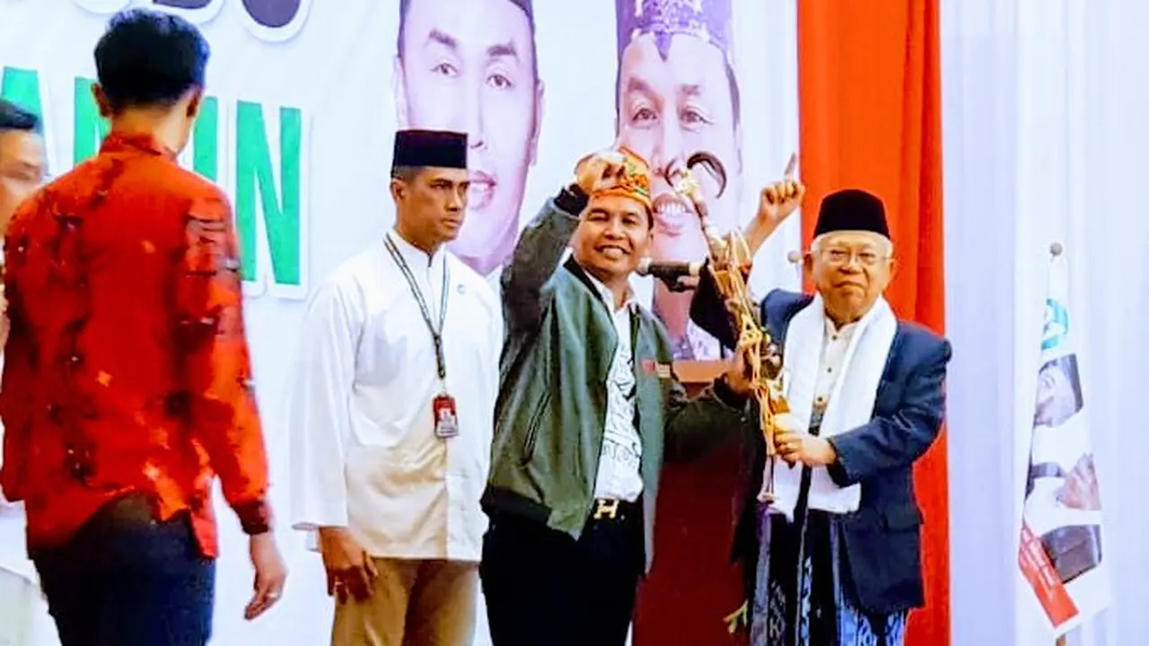 Gaya Ma'ruf Amin dengan Sebilah Mandau di Tangan