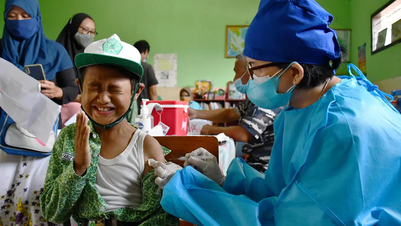 Vaksinasi anak usia 6-11 tahun di MI Hidayatul Mubtadiin Bohar Taman Kabupaten Sidoarjo. (Dian Kurniawan/Liputan6.com)