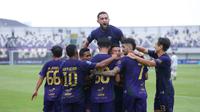 Skuad Persita Tangerang merayakan kemenangan atas PSIM pada lanjutan BRI Super League 2025 hari Jumat (17/10/2025) sore WIB. (Muhammad Iqbal Ichsan/Bola.com)