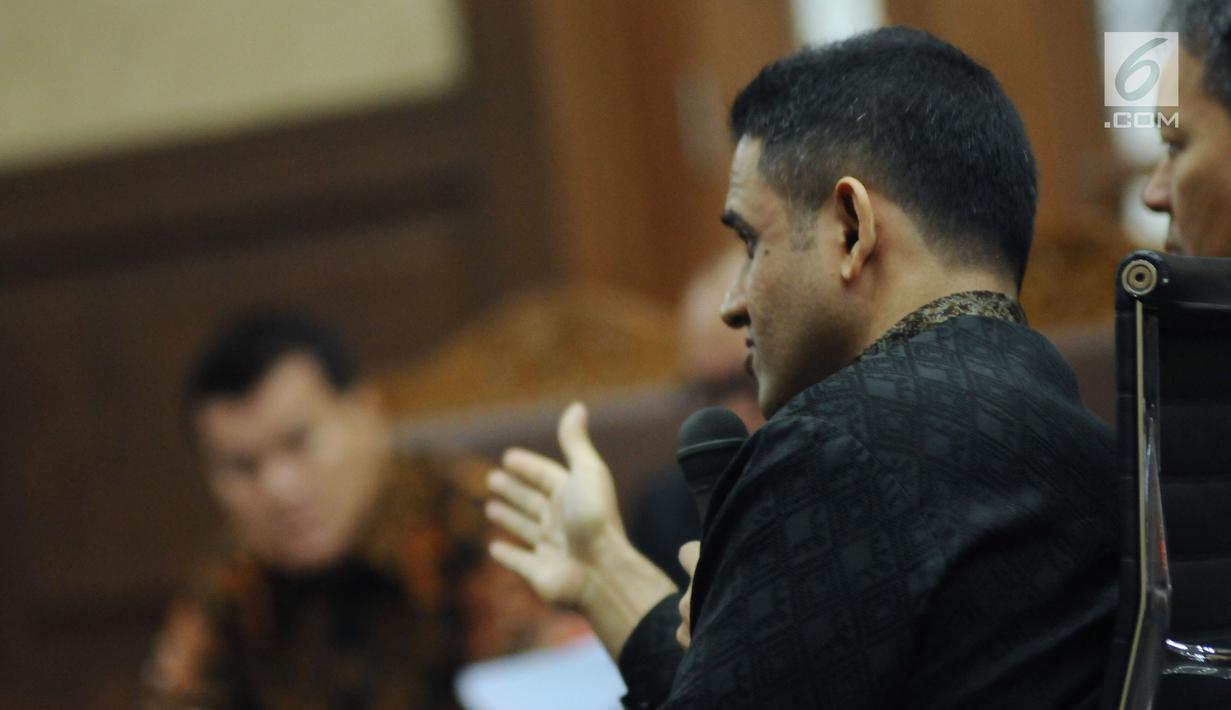 Mantan Bendahara Umum Partai Demokrat M Nazaruddin saat menjadi saksi sidang perkara proyek e-KTP di Pengadilan Tipikor, Jakarta, Senin (20/11). Nazaruddin bersaksi untuk terdakwa Andi Agustinus alias Andi Narogong. (Liputan6.com/Helmi Fithriansyah)